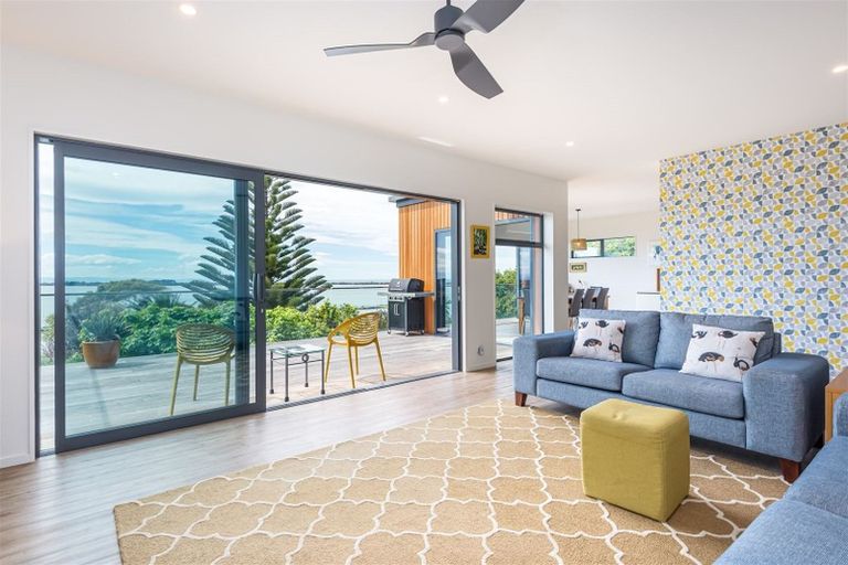 Photo of property in 10 Maffeys Road, Mount Pleasant, Christchurch, 8081