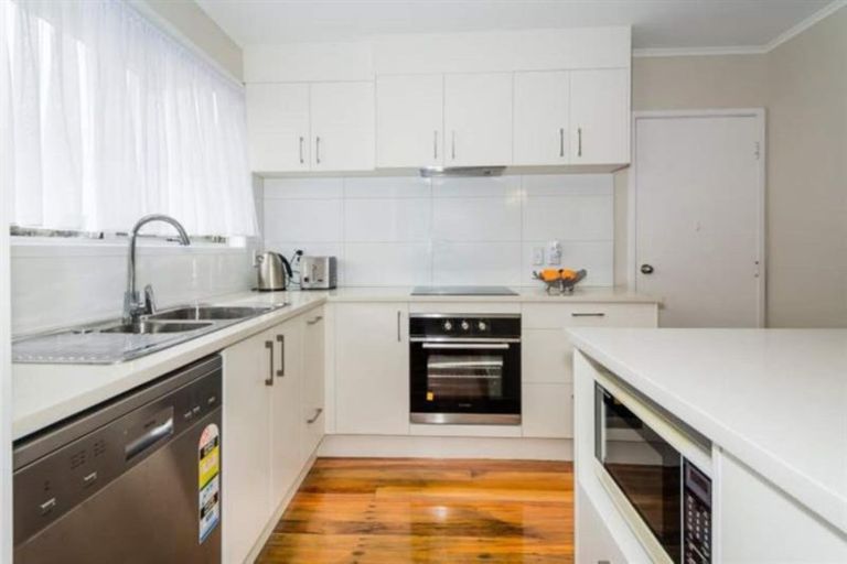 Photo of property in 34 Easton Park Parade, Glenfield, Auckland, 0629