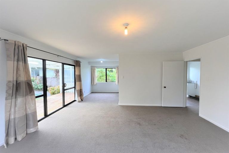 Photo of property in 2/18 Mirovale Place, Totara Vale, Auckland, 0629