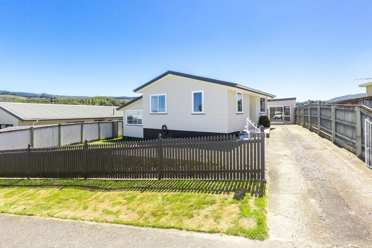 Photo of property in 11 Mount Marua Drive, Timberlea, Upper Hutt, 5018