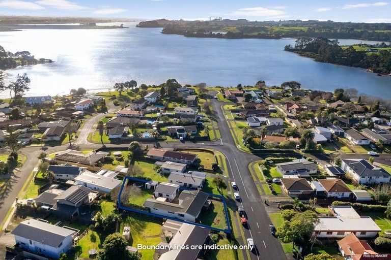 Photo of property in 114 Racecourse Road, Waiuku, 2123