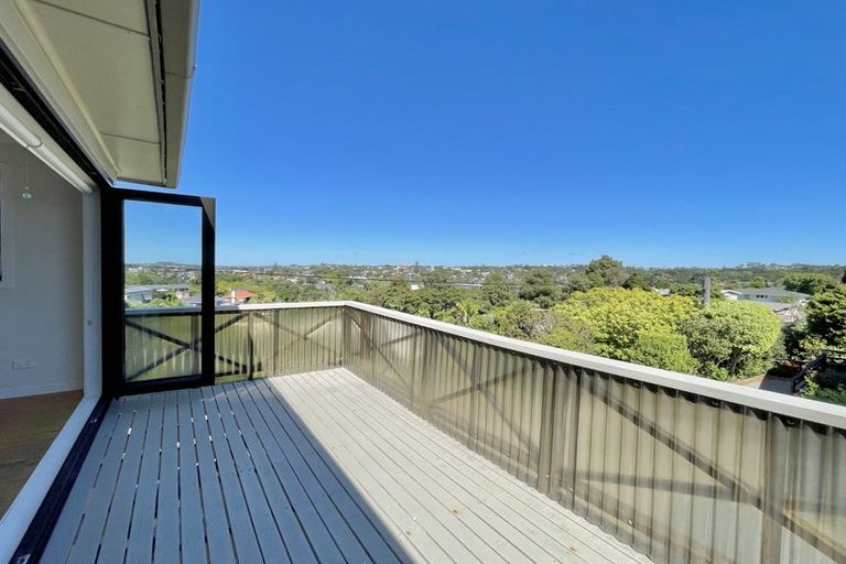 Photo of property in 2/5 Howard Road, Northcote, Auckland, 0627