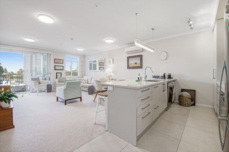 Photo of property in 10 Rewa Rewa Lane, Orewa, 0931