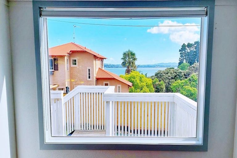 Photo of property in 1/5a Pullum Street, Birkenhead, Auckland, 0626