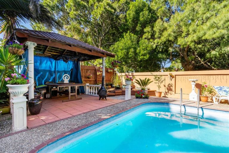 Photo of property in 36 Cascades Road, Pakuranga Heights, Auckland, 2010