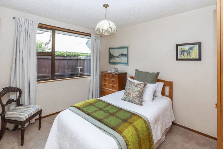 Photo of property in 2/10 Broadfell Avenue, Avonhead, Christchurch, 8042