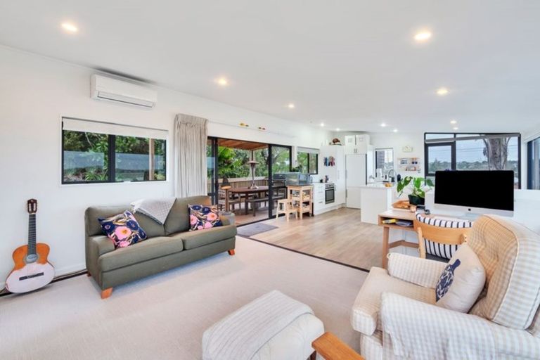 Photo of property in 1/3 Beach Road, Northcote Point, Auckland, 0627