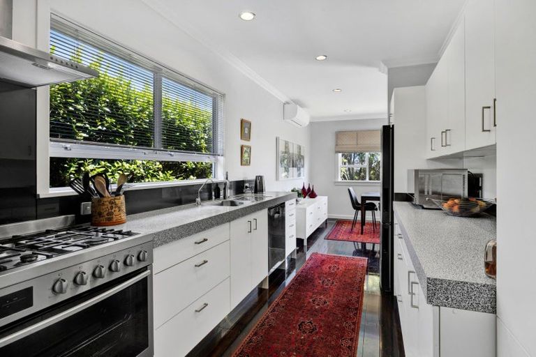 Photo of property in 290 Devon Street West, New Plymouth, 4310