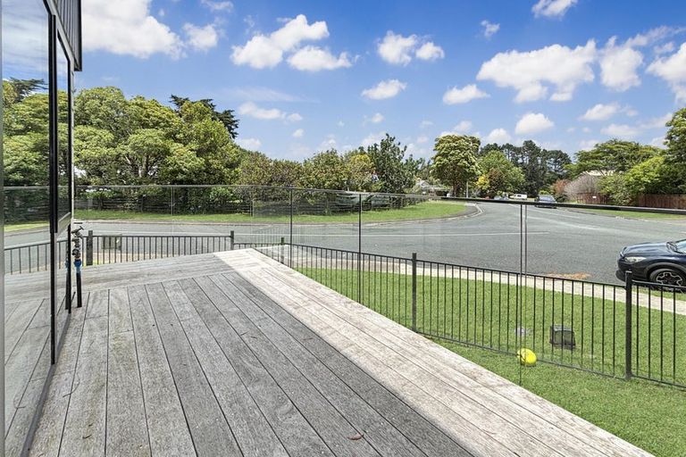 Photo of property in 2 Peterhouse Place, West Harbour, Auckland, 0618