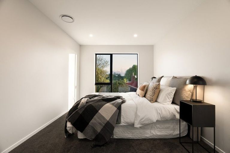 Photo of property in 8a Catalina Crescent, Forrest Hill, Auckland, 0620