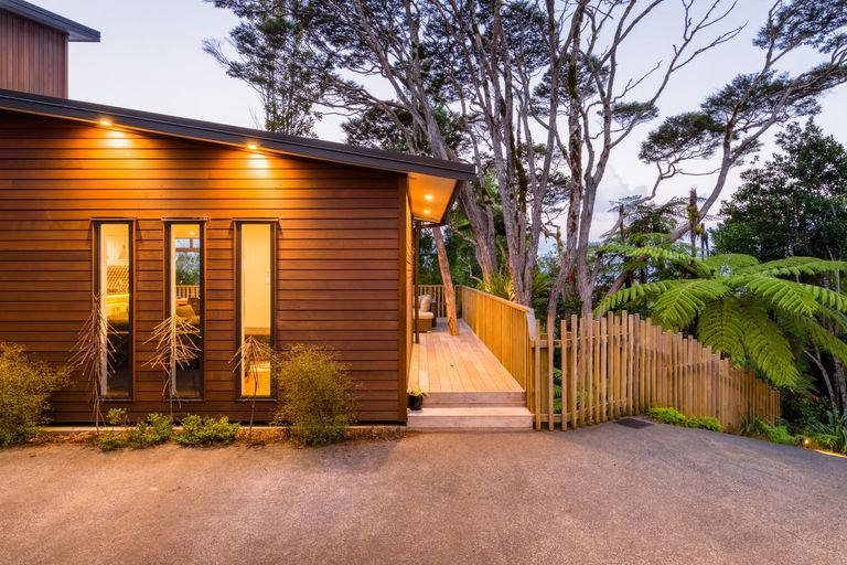 Photo of property in 410a Scenic Drive, Waiatarua, Auckland, 0612