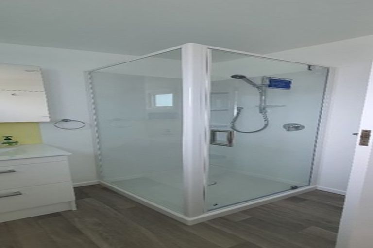 Photo of property in 4/176 Henderson Valley Road, Henderson, Auckland, 0612