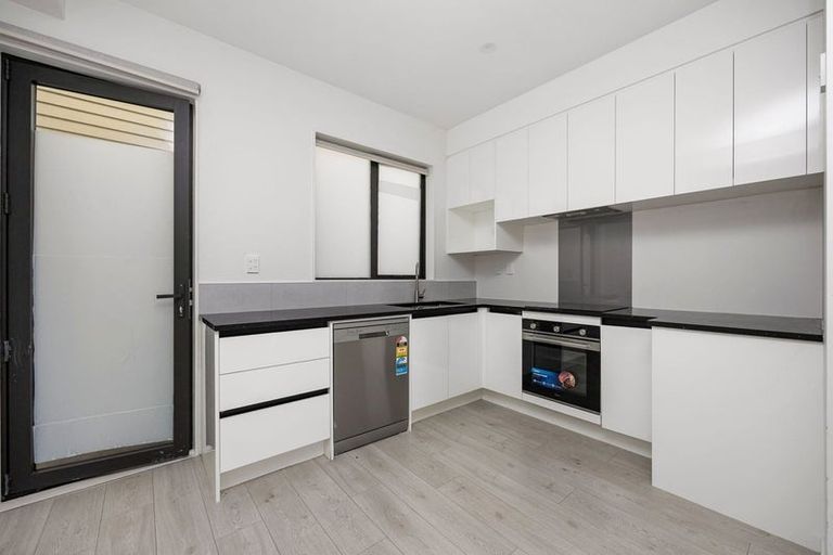 Photo of property in 2/3226 Great North Road, New Lynn, Auckland, 0600