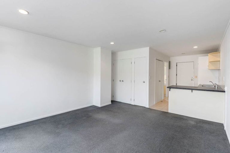 Photo of property in 2a/20 Ian Marwick Place, Birkenhead, Auckland, 0626