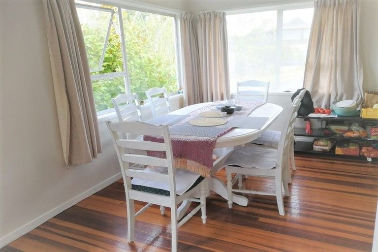 Photo of property in 1 Malters Place, Browns Bay, Auckland, 0630