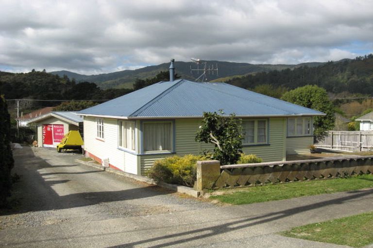 Photo of property in 4 Sharpe Crescent, Wainuiomata, Lower Hutt, 5014