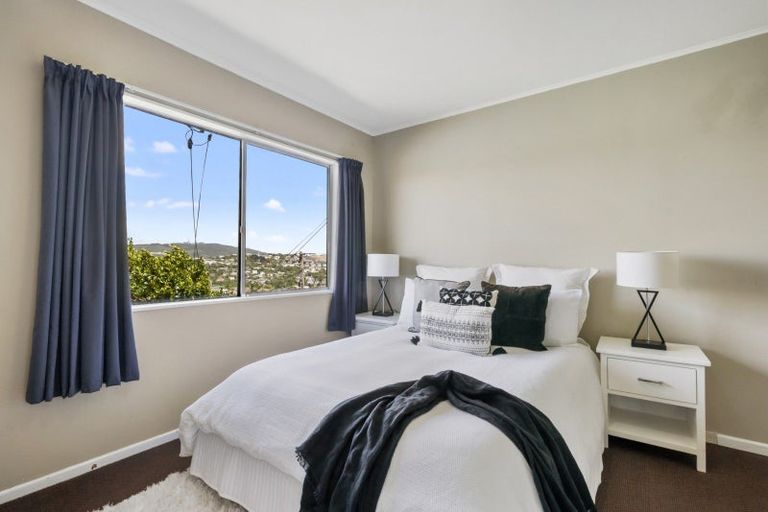 Photo of property in 23a Brooker Grove, Newlands, Wellington, 6037