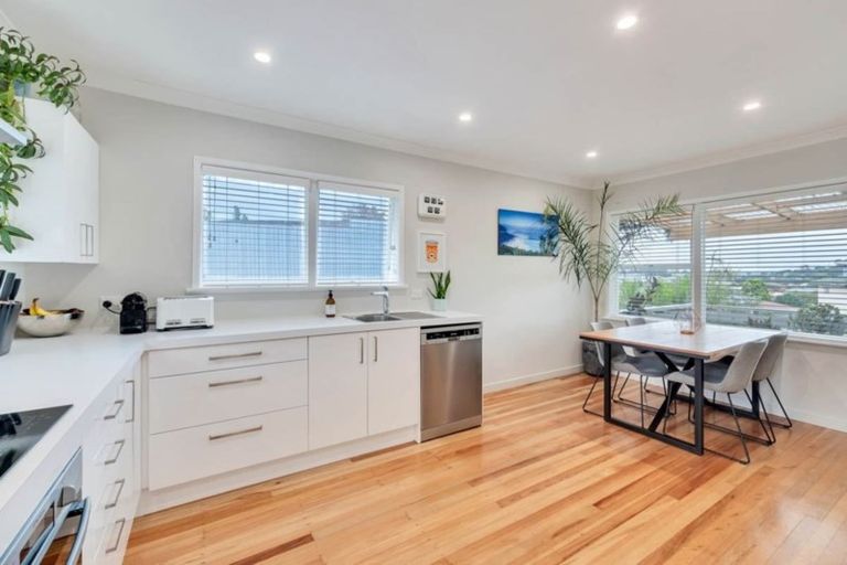 Photo of property in 4 Brunner Road, Glen Eden, Auckland, 0602