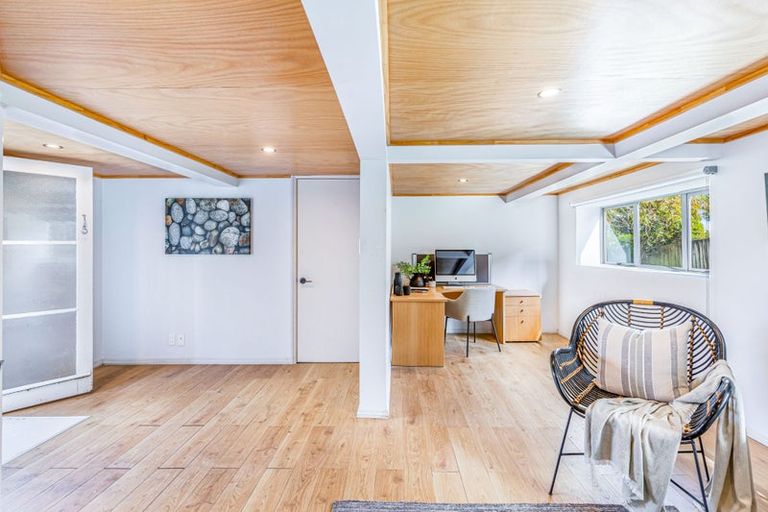 Photo of property in 17 Castaing Crescent, Te Atatu South, Auckland, 0610