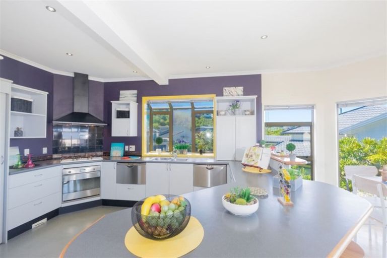 Photo of property in 42 Dress Circle, Newlands, Wellington, 6037