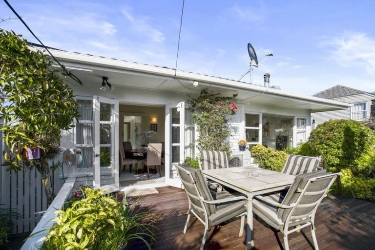 Photo of property in 1/290 East Coast Road, Forrest Hill, Auckland, 0620