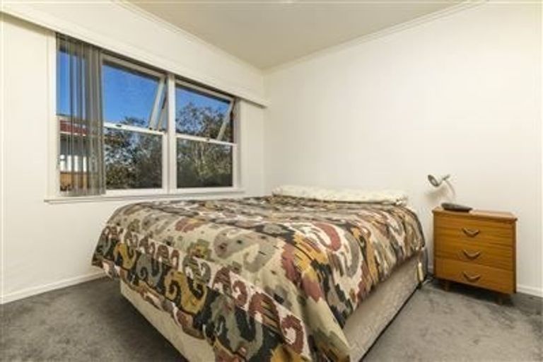 Photo of property in 1/33 Knightsbridge Drive, Forrest Hill, Auckland, 0620