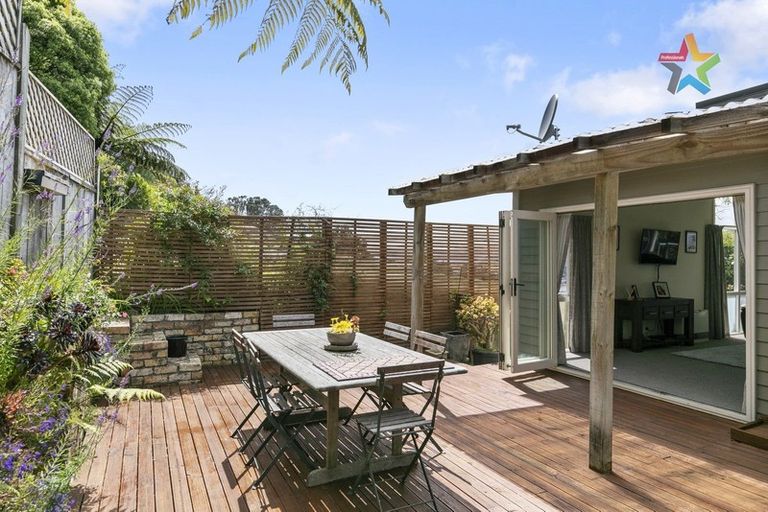 Photo of property in 27 Rakeiora Grove, Korokoro, Lower Hutt, 5012