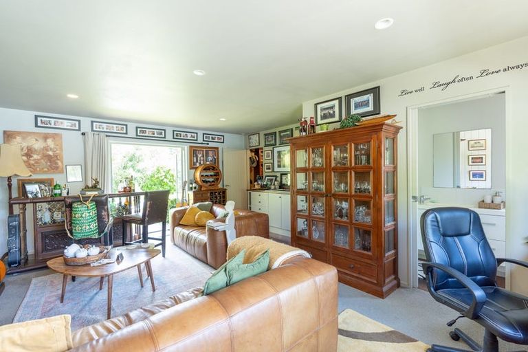 Photo of property in 1 Holden Way, Fitzherbert, Palmerston North, 4471