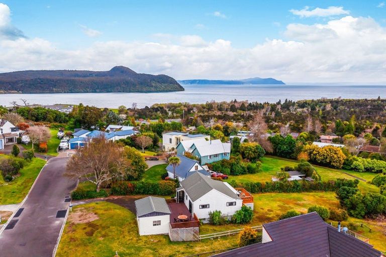 Photo of property in 4 Herea Avenue, Motuoapa, 3382