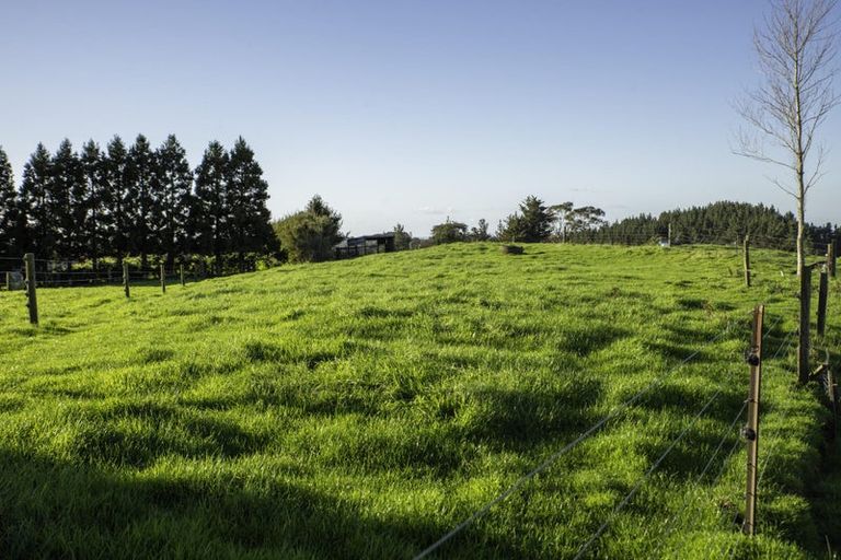 Photo of property in 10 Allan Road, Burgess Park, New Plymouth, 4371