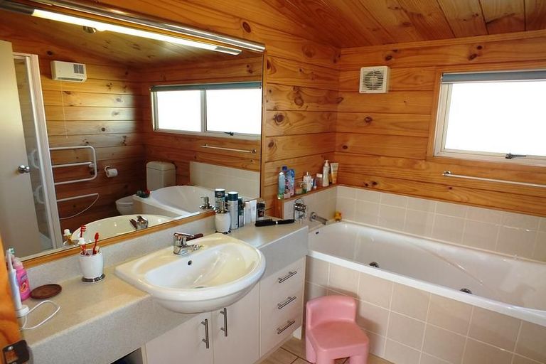 Photo of property in 122 Puka Crescent, Matarangi, Whitianga, 3592