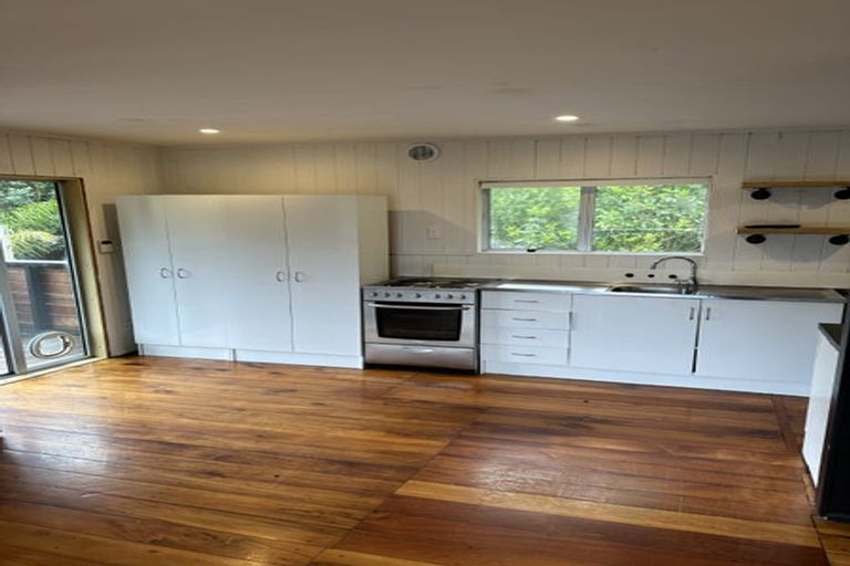 Photo of property in 1 Piha Road, Piha, New Lynn, 0772