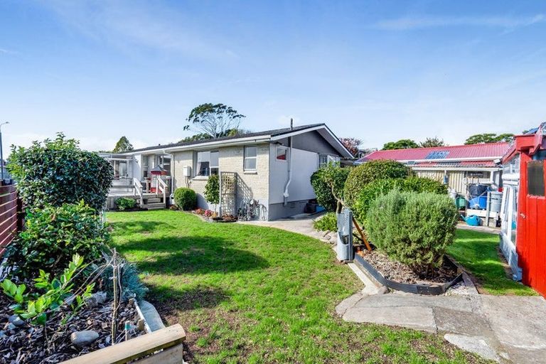 Photo of property in 22 Waiwera Place, Merrilands, New Plymouth, 4312