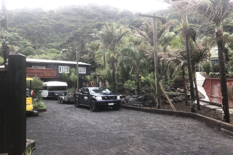 Photo of property in 1 Piha Road, Piha, New Lynn, 0772