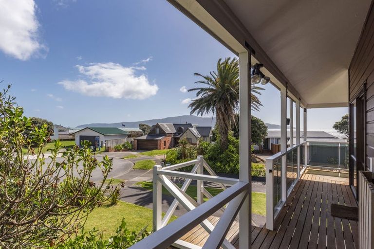 Photo of property in 11 Waiheke Street, Waikanae Beach, Waikanae, 5036