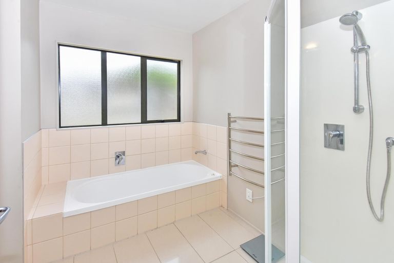 Photo of property in 18 Crannog Fen, Wattle Downs, Auckland, 2103