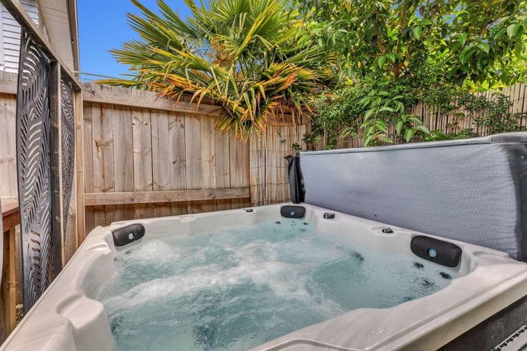 Photo of property in 1 Pleasant Road, Glen Eden, Auckland, 0602