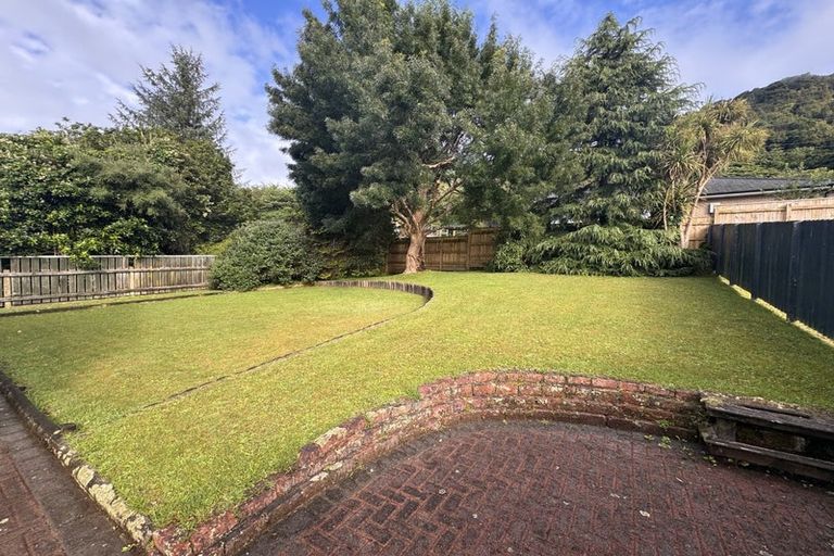 Photo of property in 21 Hartford Crescent, Totara Park, Upper Hutt, 5018
