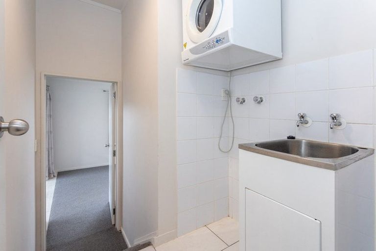 Photo of property in 18 Totaravale Drive, Totara Vale, Auckland, 0629