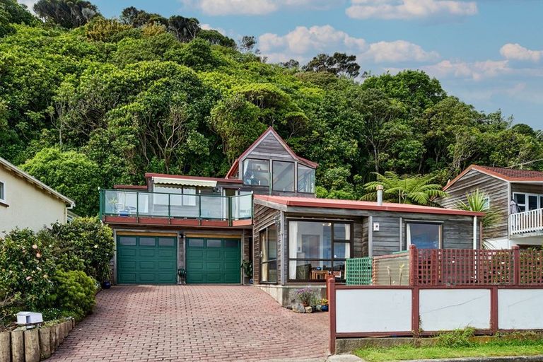 Photo of property in 16 Moana Road, Plimmerton, Porirua, 5026