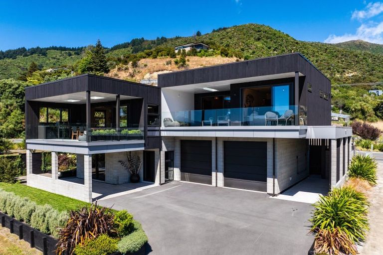 Photo of property in 2 Whaitere Place, Waikawa, Picton, 7220