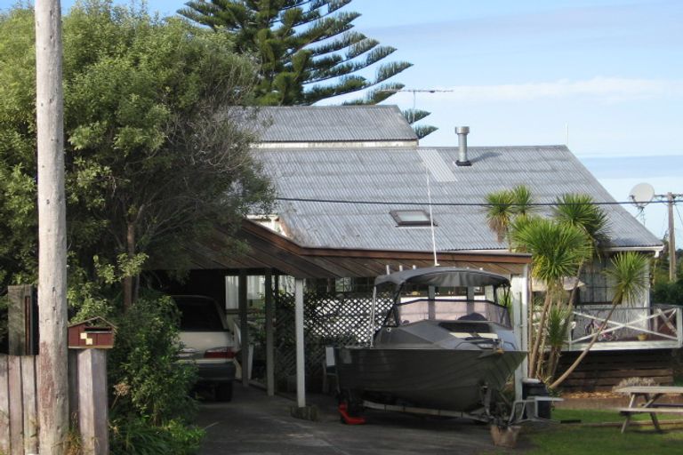Photo of property in 33 Hauraki Road, Leigh, 0985