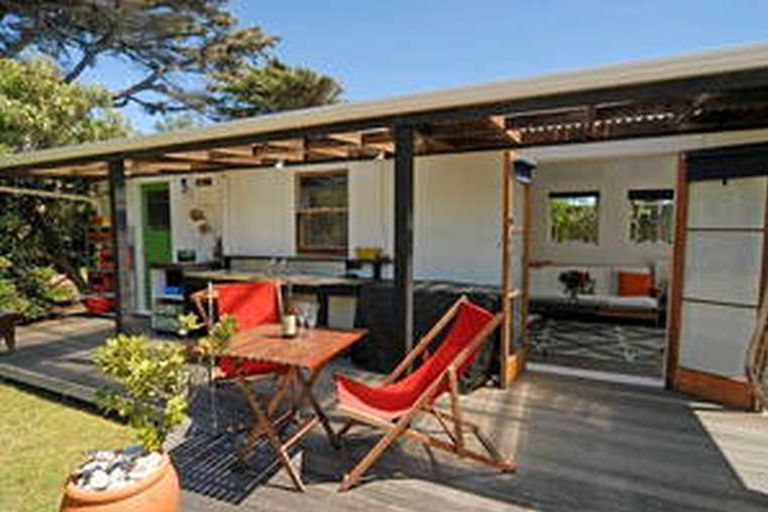 Photo of property in 21 Field Way, Waikanae Beach, Waikanae, 5036