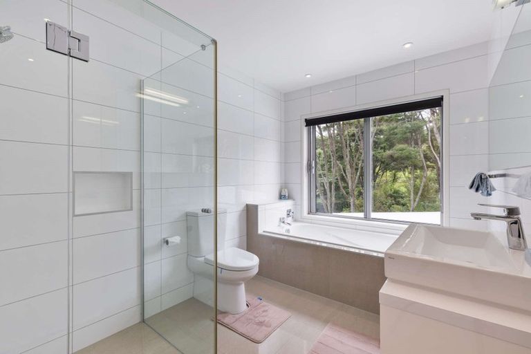 Photo of property in 1020b Scenic Drive North, Swanson, Auckland, 0816