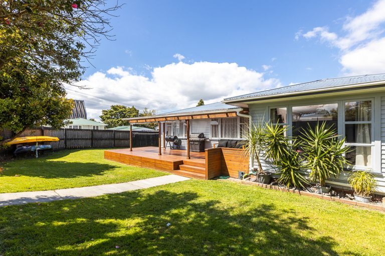 Photo of property in 102 Taikata Road, Te Atatu Peninsula, Auckland, 0610