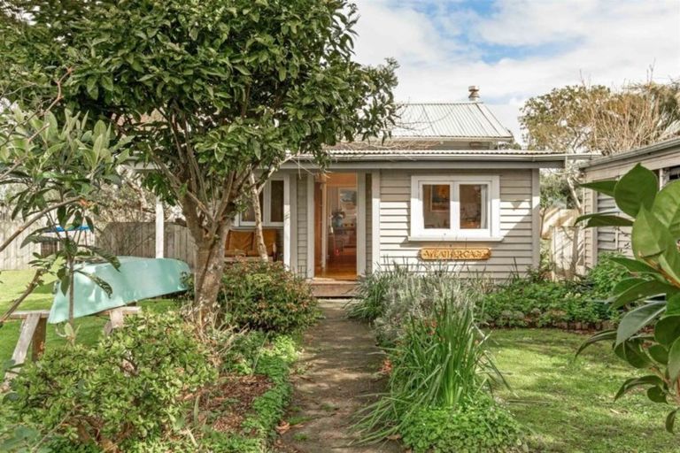 Photo of property in 26 Miami Avenue, Surfdale, Waiheke Island, 1081