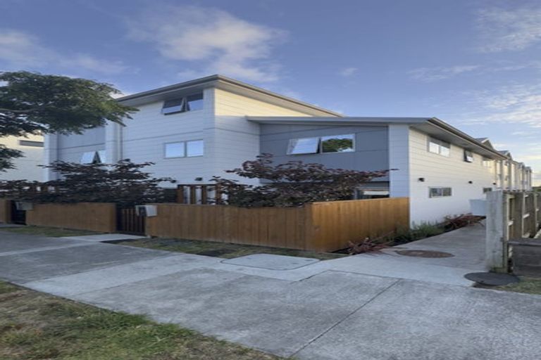 Photo of property in 3/7 Flanshaw Road, Te Atatu South, Auckland, 0610