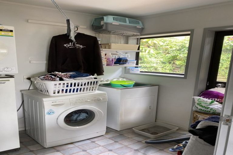 Photo of property in 1/7 Colmar Road, Mellons Bay, Auckland, 2014