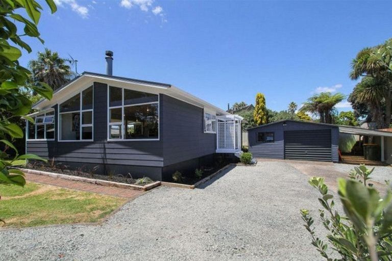 Photo of property in 11 Taihiki Road, Clarks Beach, 2122