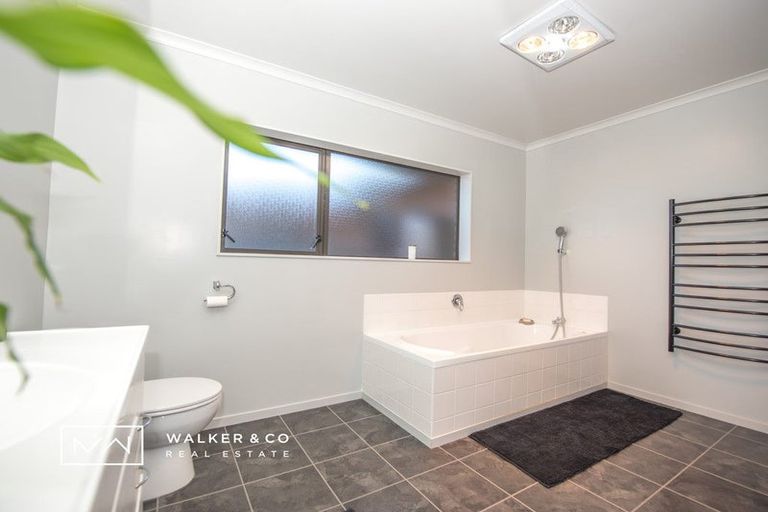 Photo of property in 22 James Nairn Grove, Riverstone Terraces, Upper Hutt, 5018